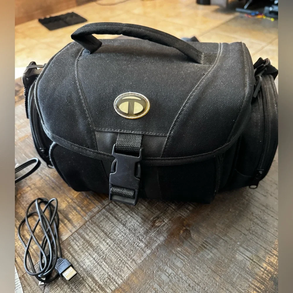 Cannon ZR200 Camcorder with Software and Accessories and Bag